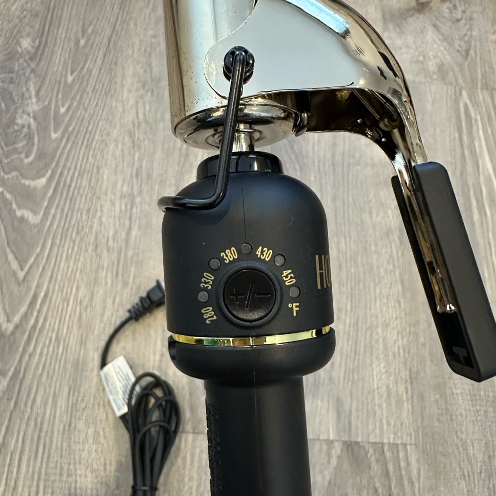 Brand New Hot Tools Black and Gold Curling Iron - Picture 3 of 4